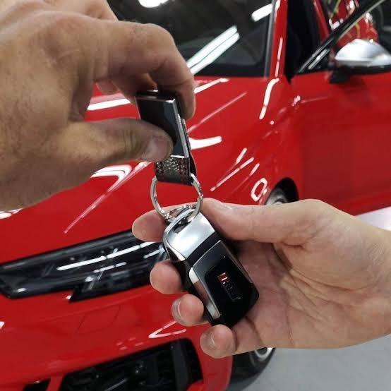Proceso de limpieza e higienización de tapicería de coche