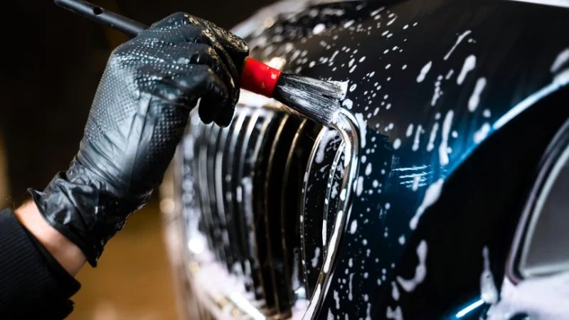 Coche con acabado efecto espejo tras el detailing en Detailing Henares