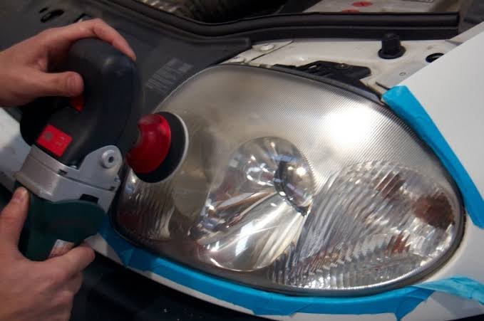 Pulido de faros para furgoneta en taller de Torrejón de Ardoz